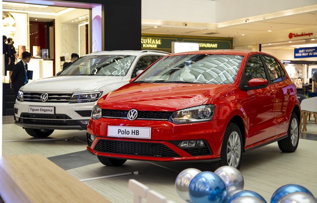Volkswagen tiếp tục giảm giá xe cao nhất 200 triệu đồng, trưng bày loạt xe hot tại trung tâm thương mại để khách hàng dễ cân nhắc - Ảnh 6. Volkswagen tiếp tục giảm giá xe cao nhất 200 triệu đồng, trưng bày loạt xe hot tại trung tâm thương mại để khách hàng dễ cân nhắc - Ảnh 6.