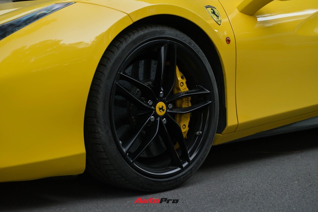 Ferrari 488 GTB từng của ông chủ cà phê Trung Nguyên về tay đại gia Hà Nội, đổi màu bằng cách ít đại gia Việt dám làm - Ảnh 5. Ferrari 488 GTB từng của ông chủ cà phê Trung Nguyên về tay đại gia Hà Nội, đổi màu bằng cách ít đại gia Việt dám làm - Ảnh 5.