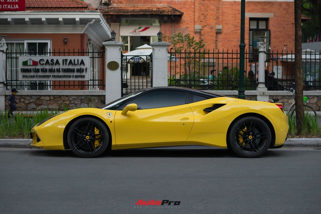 Ferrari 488 GTB từng của ông chủ cà phê Trung Nguyên về tay đại gia Hà Nội, đổi màu bằng cách ít đại gia Việt dám làm - Ảnh 2. Ferrari 488 GTB từng của ông chủ cà phê Trung Nguyên về tay đại gia Hà Nội, đổi màu bằng cách ít đại gia Việt dám làm - Ảnh 2.