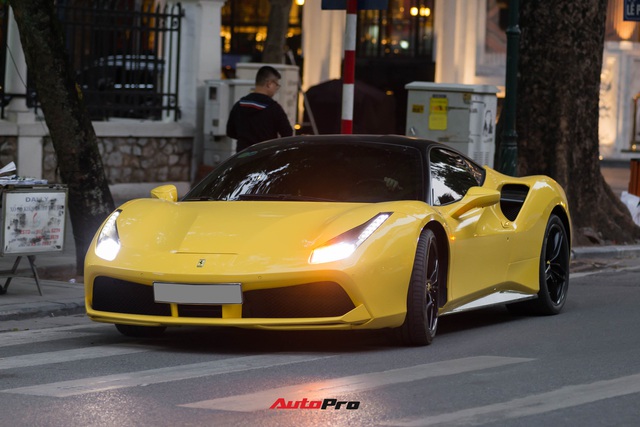 Ferrari 488 GTB từng của ông chủ cà phê Trung Nguyên về tay đại gia Hà Nội, đổi màu bằng cách ít đại gia Việt dám làm - Ảnh 7. Ferrari 488 GTB từng của ông chủ cà phê Trung Nguyên về tay đại gia Hà Nội, đổi màu bằng cách ít đại gia Việt dám làm - Ảnh 7.