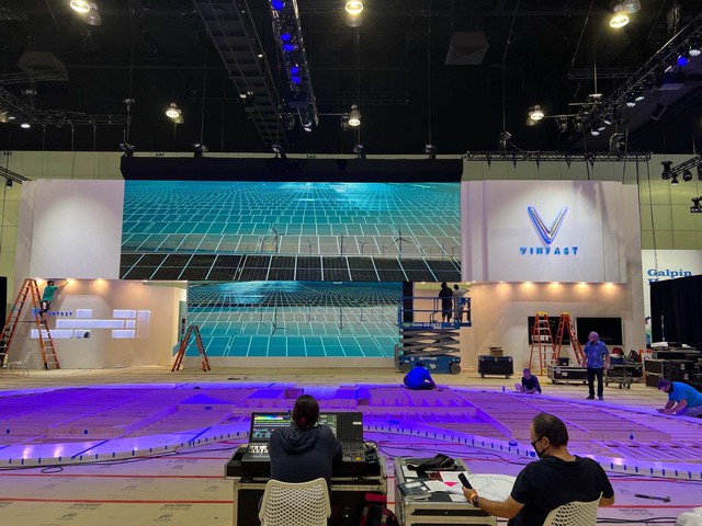 Lộ nhiều ảnh nóng gian VinFast tại Los Angeles trước giờ G: Hai màn hình khổng lồ xếp tầng, logo 3D hắt sáng xanh, sân khấu hình cánh chim siêu lớn - Ảnh 2.