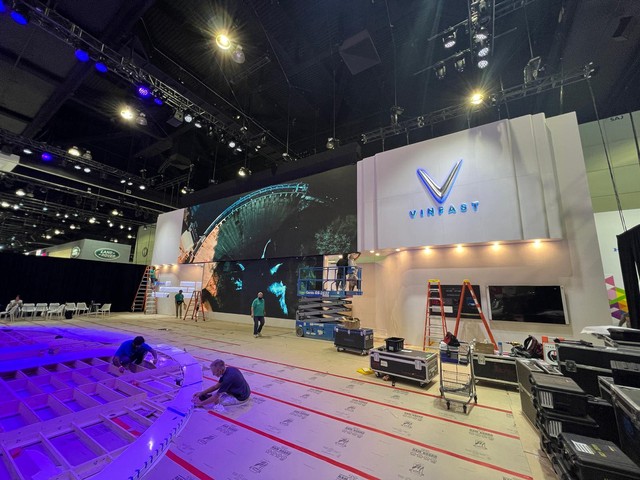 Lộ nhiều ảnh nóng gian VinFast tại Los Angeles trước giờ G: Hai màn hình khổng lồ xếp tầng, logo 3D hắt sáng xanh, sân khấu hình cánh chim siêu lớn - Ảnh 1.
