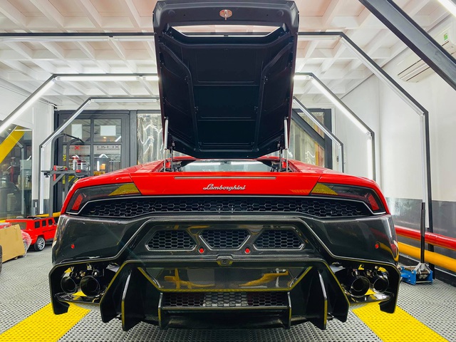 Vợ chồng ca sĩ Đoàn Di Băng chi đậm để độ siêu xe Lamborghini Huracan mới mua cách đây 1 tháng - Ảnh 2.