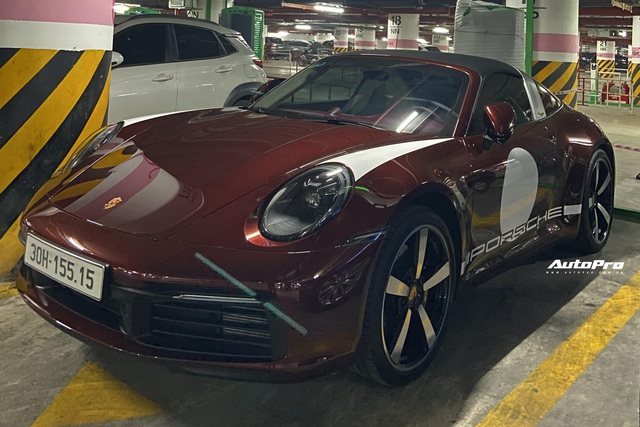 Porsche 911 Targa 4S Heritage Design độc nhất Việt Nam của đại gia Hà thành đeo biển số hái ra tiền - Ảnh 2. Porsche 911 Targa 4S Heritage Design độc nhất Việt Nam của đại gia Hà thành đeo biển số hái ra tiền - Ảnh 2.