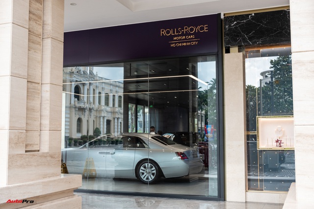 Thử làm khách VIP vào đại lý Rolls-Royce Việt Nam: Gửi xe 200.000 đồng, người ngoài không được tự ý mở cửa, ngồi thử xe gần 30 tỷ đồng - Ảnh 2.