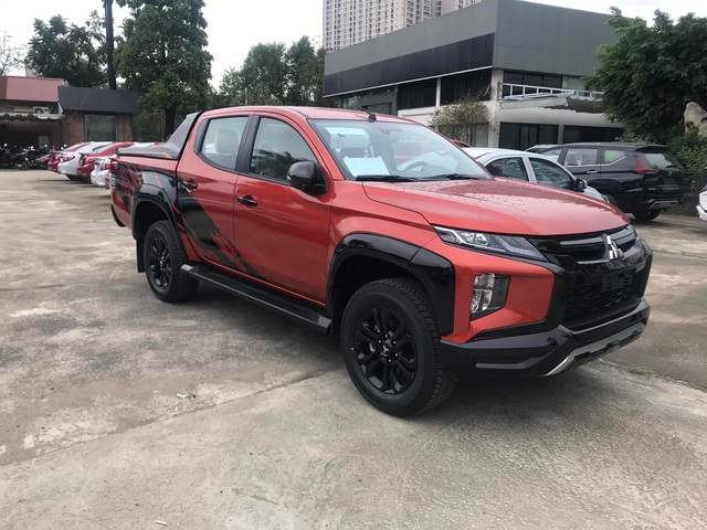 Mitsubishi Triton Athlete đầu tiên về đại lý: Bán tải thời trang giá từ 760 triệu đồng, đấu Ford Ranger Wildtrak - Ảnh 1.