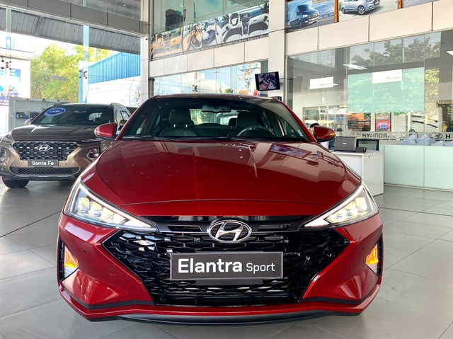 Đại lý ồ ạt chào bán Hyundai Elantra giảm 75 triệu đồng: Thấp nhất từ trước đến nay, gây áp lực cho Kia K3 và Toyota Corolla Altis - Ảnh 1.