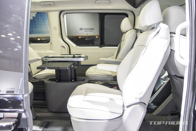 Chi tiết Hyundai Staria Lounge Limousine ngoài đời thực: Màn hình TV 25 inch, bầu trời sao, giá quy đổi từ 698 triệu đồng ngang Innova ở Việt Nam - Ảnh 2.