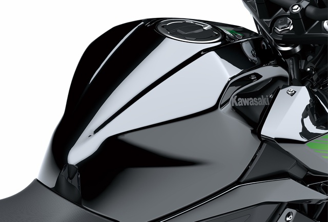 Kawasaki Z400 2021 ra mắt tại Việt Nam: Giá 149 triệu đồng, lựa chọn nhập môn cho dân chơi mô tô - Ảnh 7. Kawasaki Z400 2021 ra mắt tại Việt Nam: Giá 149 triệu đồng, lựa chọn nhập môn cho dân chơi mô tô - Ảnh 7.