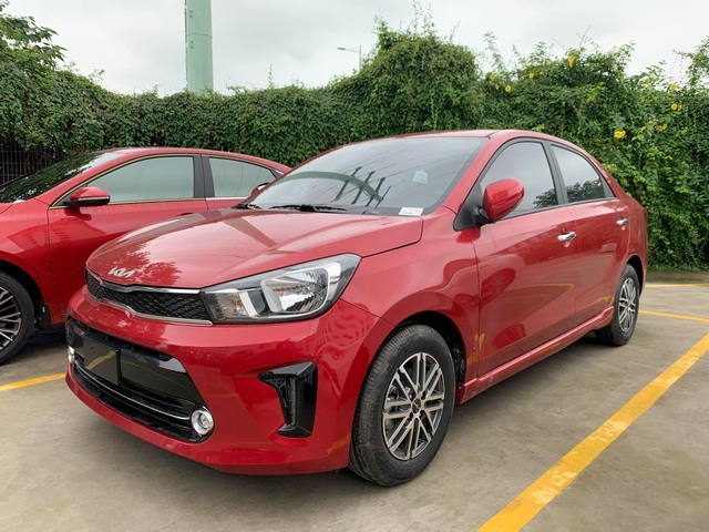 Kia Soluto 2022 về đại lý: Nâng cấp điểm yếu hàng ghế sau, sedan hạng B rẻ nhất Việt Nam dần hoàn thiện - Ảnh 1.