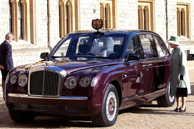 Đã 95 tuổi nhưng Nữ hoàng Anh vẫn khiến giới chơi xe nể phục: Rolls-Royce, Bentley có đủ nhưng hơn 30 chiếc Jaguar, Land Rover mới gây chú ý - Ảnh 4.