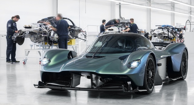Aston Martin Valkyrie hoàn thiện chiếc đầu tiên cho đại gia, đón đầu đối thủ Mercedes-AMG One - Ảnh 1.