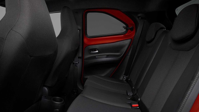 Ra mắt Toyota Aygo X: Cùng phân khúc Raize, có hẳn cửa sổ trời toàn cảnh - Ảnh 9.