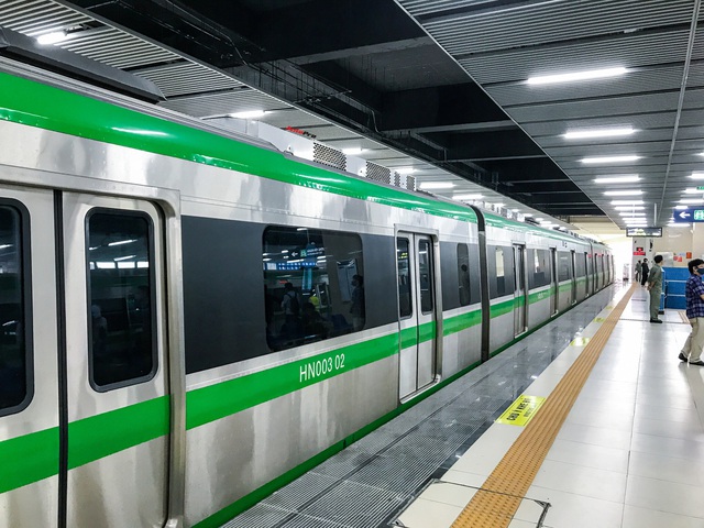 Trải nghiệm một vòng Hà Nội bằng tàu sắt trên cao Cát Linh - Hà Đông: Vận hành êm ái, không gian sạch sẽ - Ảnh 11. Trải nghiệm một vòng Hà Nội bằng tàu sắt trên cao Cát Linh - Hà Đông: Vận hành êm ái, không gian sạch sẽ - Ảnh 11.