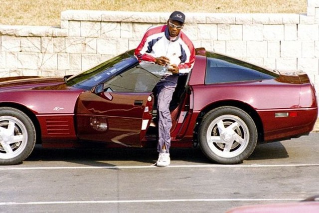 Sở hữu dàn xe hàng triệu USD, huyền thoại bóng rổ Michael Jordan vẫn phải tậu Toyota Land Cruiser để đi chơi thể thao - Ảnh 2.