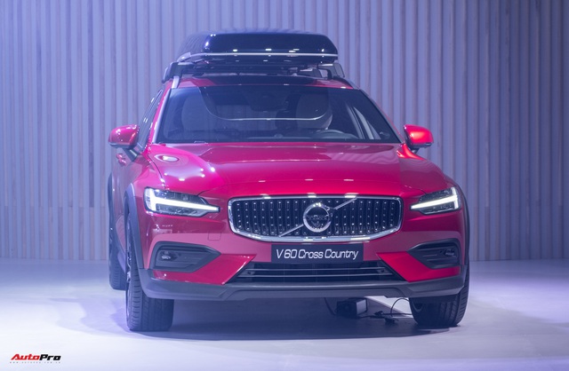 Volvo V60 Cross Country lần đầu ra mắt Việt Nam: Xe chơi cho đại gia, giá từ 2,55 tỷ đồng - Ảnh 1.