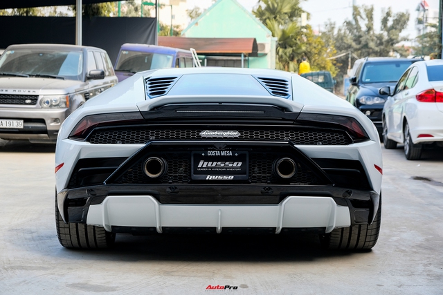 Cận cảnh Lamborghini Huracan EVO RWD đầu tiên Việt Nam: Nội thất hiện đại như xe sang, được trang bị ghế đua bằng carbon - Ảnh 4.
