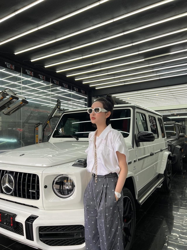 Ca sĩ Hiền Hồ tậu Mercedes-AMG G 63 hơn 13 tỷ đồng, thoạt nhìn ngỡ anh em sinh đôi với xế hộp của Sơn Tùng MT-P - Ảnh 5.