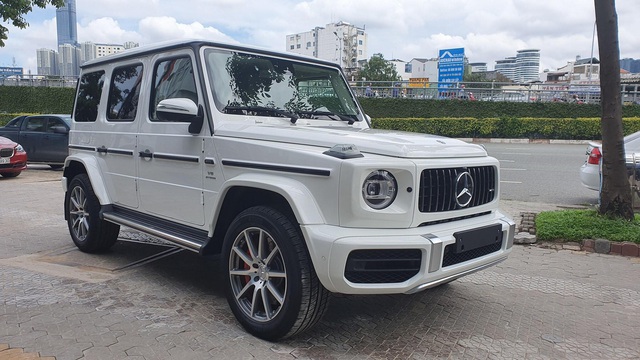 Ca sĩ Hiền Hồ tậu Mercedes-AMG G 63 hơn 13 tỷ đồng, thoạt nhìn ngỡ anh em sinh đôi với xế hộp của Sơn Tùng MT-P - Ảnh 4.