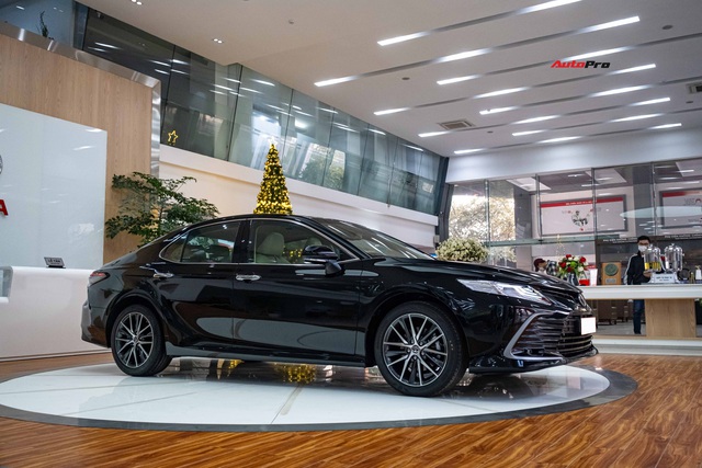 Toyota Camry 2022 chốt giá từ 1,05 tỷ đồng tại Việt Nam: Tăng giá 21-114 triệu đồng, xe ông chủ đấu Kia K5 và VinFast Lux A2.0 - Ảnh 2.