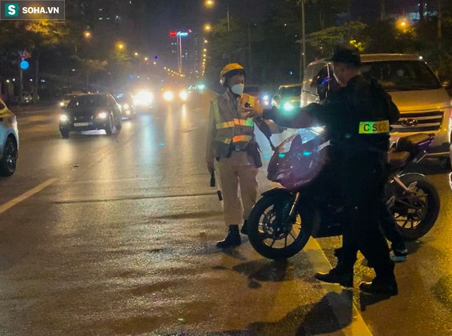 Hà Nội: Cảnh sát hình sự mật phục bắt quái xế chạy xe phân khối lớn lạng lách trên phố - Ảnh 1.