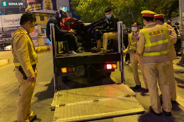 Hà Nội: Cảnh sát hình sự mật phục bắt quái xế chạy xe phân khối lớn lạng lách trên phố - Ảnh 3.