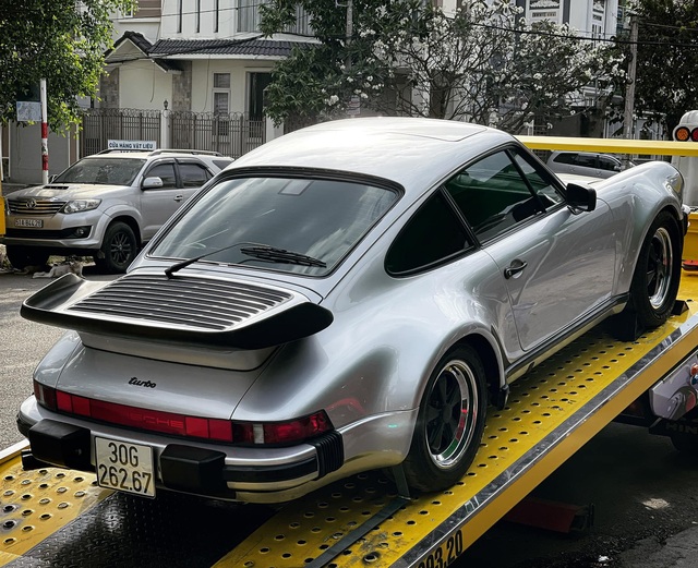 Porsche 930 Turbo cực hiếm tại Việt Nam lộ diện, nằm chung showroom với dàn siêu xe trăm tỷ - Ảnh 4.