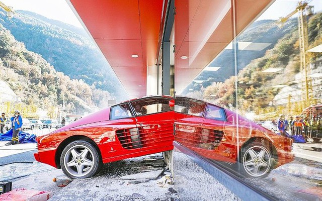Dân chơi 82 tuổi tông siêu xe Ferrari vào trung tâm thương mại  - Ảnh 1.