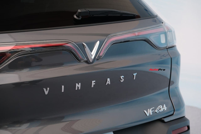 Chi tiết VinFast VF e34 bản thương mại đầu tiên vừa tới tay khách hàng: Long lanh như ảnh mẫu, thêm nhiều tính năng mới mẻ - Ảnh 10.