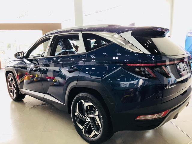 Ảnh thực tế Hyundai Tucson 2022 tại đại lý Việt Nam: Đẹp mỹ mãn, nội thất khó chê, sales khẳng định không bia kèm lạc - Ảnh 4.