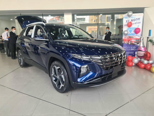 Ảnh thực tế Hyundai Tucson 2022 tại đại lý Việt Nam: Đẹp mỹ mãn, nội thất khó chê, sales khẳng định không bia kèm lạc - Ảnh 1. Ảnh thực tế Hyundai Tucson 2022 tại đại lý Việt Nam: Đẹp mỹ mãn, nội thất khó chê, sales khẳng định không bia kèm lạc - Ảnh 1.