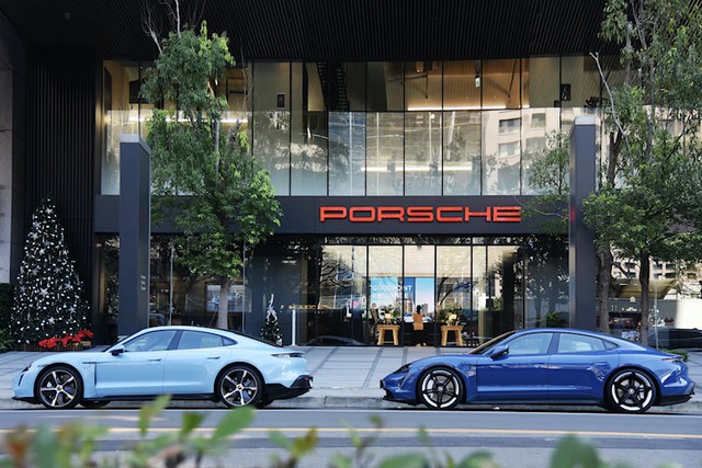 Porsche ngày càng cởi mở với hình thức showroom mới, người không có tiền cũng dễ dàng bước vào nhìn ngắm Taycan, Cayenne hay 911 - Ảnh 6.