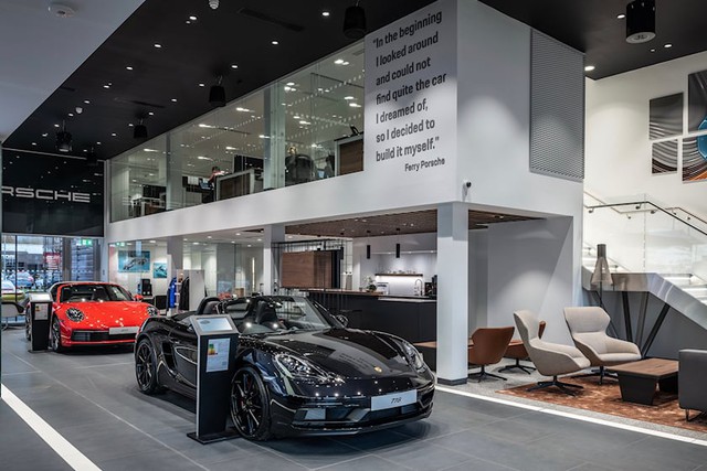 Porsche ngày càng cởi mở với hình thức showroom mới, người không có tiền cũng dễ dàng bước vào nhìn ngắm Taycan, Cayenne hay 911 - Ảnh 3.