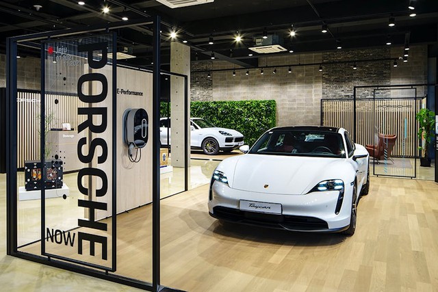 Porsche ngày càng cởi mở với hình thức showroom mới, người không có tiền cũng dễ dàng bước vào nhìn ngắm Taycan, Cayenne hay 911 - Ảnh 2.