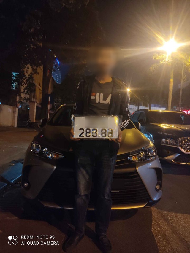 Vừa bốc biển tứ quý 8, chủ xe rao bán Toyota Vios với giá ngang ngửa Toyota Camry - Ảnh 2. Vừa bốc biển tứ quý 8, chủ xe rao bán Toyota Vios với giá ngang ngửa Toyota Camry - Ảnh 2.