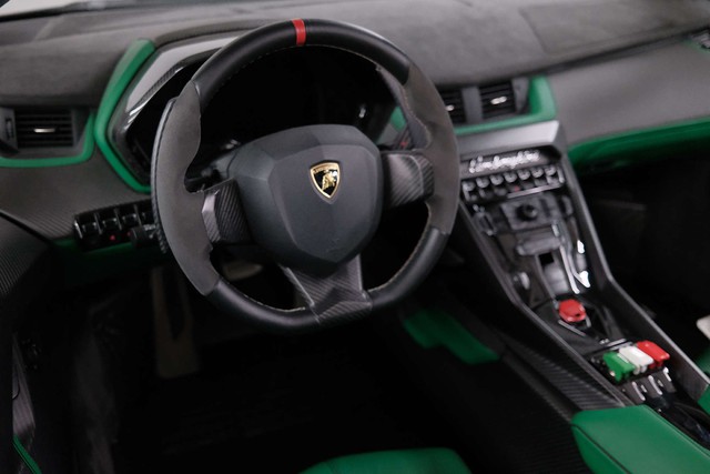 Lamborghini Veneno Roadster siêu hiếm của Hoàng gia Ả-rập được rao bán, giá 7,35 triệu USD - Ảnh 4. Lamborghini Veneno Roadster siêu hiếm của Hoàng gia Ả-rập được rao bán, giá 7,35 triệu USD - Ảnh 4.