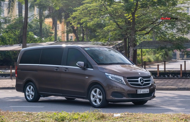 Chiếc Mercedes-Benz cũ có giá hơn 2 tỷ đồng nhưng biển số 444.44 mới là chi tiết được CĐM quan tâm - Ảnh 1.