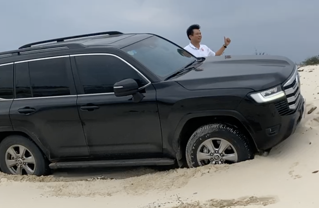 Đại gia Hà Nội mang Toyota Land Cruiser 5 tỷ vừa mua off-road tại Bình Thuận như dân chơi Dubai, chỉ vài đường tiến lùi đã thấy sức mạnh của vua địa hình - Ảnh 4.