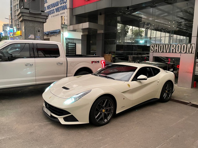 Mua xe bày tủ kính là có thật: Phan Thành lái Ferrari F12 Berlinetta chỉ 255 km sau hơn 6 năm mua về - Ảnh 2.