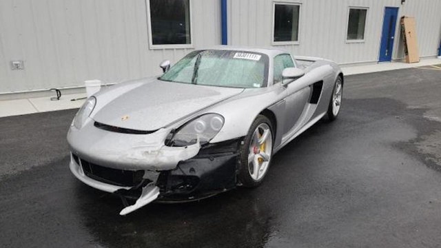 Bạn có đủ can đảm bỏ ra hơn 300.000 USD để mua lại chiếc Porsche Carrera GT rách rưới này không? - Ảnh 1.
