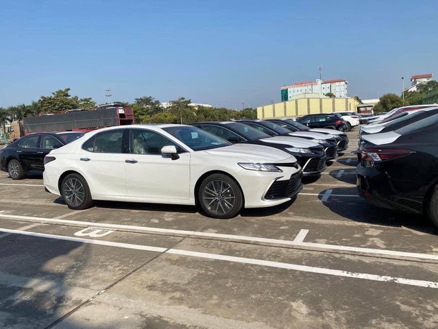 Toyota Camry 2022 ồ ạt về Việt Nam, sẵn sàng ra mắt tháng này: 4 phiên bản, nhiều trang bị ngon để lấn át Kia K5 - Ảnh 1.