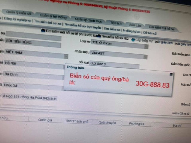 Tậu VinFast Lux SA2.0, trung vệ Bùi Tiến Dũng gây chú ý với biển số khủng 888.83 - Ảnh 1.