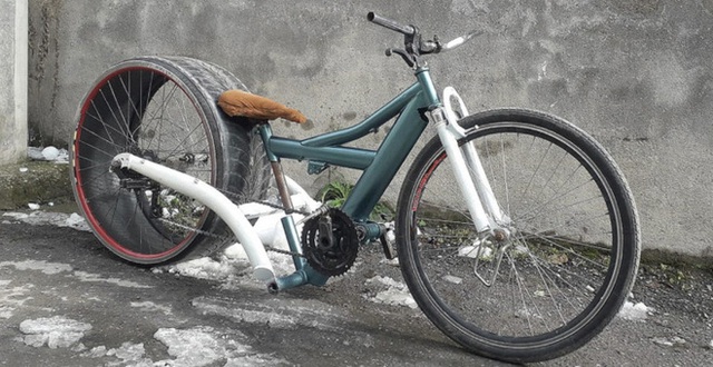 Thú vị chiếc xe đạp phiên bản cải tiến với khung xe đạp và lốp sau làm từ bánh ô tô - Ảnh 1.