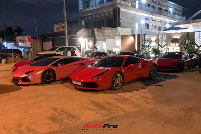 Giới đại gia hoa lan Sài Gòn tổ chức tất niên, quy tụ 6 siêu xe tiền tỷ khiến nhiều người choáng ngợp - Ảnh 2. Giới đại gia hoa lan Sài Gòn tổ chức tất niên, quy tụ 6 siêu xe tiền tỷ khiến nhiều người choáng ngợp - Ảnh 2.