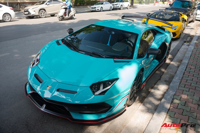 Dàn siêu xe khủng xuống phố Hà Nội đón Tết: McLaren 650S Spider màu dị của Dương Kon và cặp đôi Lamborghini Aventador SVJ gây chú ý - Ảnh 2. Dàn siêu xe khủng xuống phố Hà Nội đón Tết: McLaren 650S Spider màu dị của Dương Kon và cặp đôi Lamborghini Aventador SVJ gây chú ý - Ảnh 2.