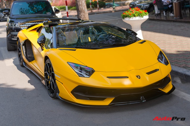 Dàn siêu xe khủng xuống phố Hà Nội đón Tết: McLaren 650S Spider màu dị của Dương Kon và cặp đôi Lamborghini Aventador SVJ gây chú ý - Ảnh 6. Dàn siêu xe khủng xuống phố Hà Nội đón Tết: McLaren 650S Spider màu dị của Dương Kon và cặp đôi Lamborghini Aventador SVJ gây chú ý - Ảnh 6.