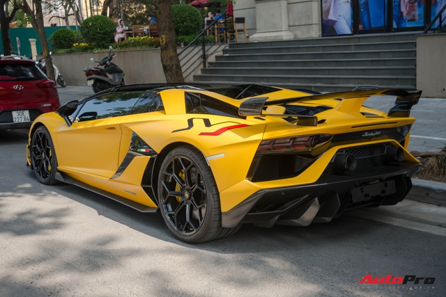 Dàn siêu xe khủng xuống phố Hà Nội đón Tết: McLaren 650S Spider màu dị của Dương Kon và cặp đôi Lamborghini Aventador SVJ gây chú ý - Ảnh 7. Dàn siêu xe khủng xuống phố Hà Nội đón Tết: McLaren 650S Spider màu dị của Dương Kon và cặp đôi Lamborghini Aventador SVJ gây chú ý - Ảnh 7.