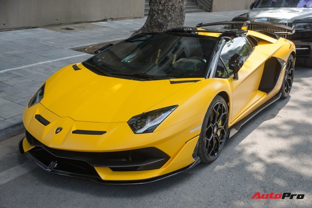 Dàn siêu xe khủng xuống phố Hà Nội đón Tết: McLaren 650S Spider màu dị của Dương Kon và cặp đôi Lamborghini Aventador SVJ gây chú ý - Ảnh 8. Dàn siêu xe khủng xuống phố Hà Nội đón Tết: McLaren 650S Spider màu dị của Dương Kon và cặp đôi Lamborghini Aventador SVJ gây chú ý - Ảnh 8.