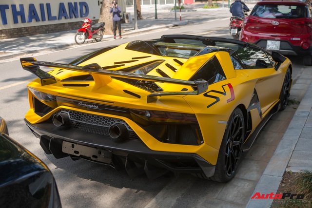 Dàn siêu xe khủng xuống phố Hà Nội đón Tết: McLaren 650S Spider màu dị của Dương Kon và cặp đôi Lamborghini Aventador SVJ gây chú ý - Ảnh 9. Dàn siêu xe khủng xuống phố Hà Nội đón Tết: McLaren 650S Spider màu dị của Dương Kon và cặp đôi Lamborghini Aventador SVJ gây chú ý - Ảnh 9.