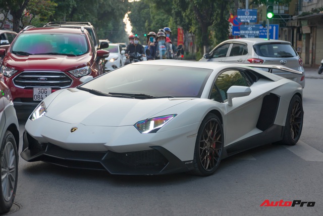 Dàn siêu xe khủng xuống phố Hà Nội đón Tết: McLaren 650S Spider màu dị của Dương Kon và cặp đôi Lamborghini Aventador SVJ gây chú ý - Ảnh 15. Dàn siêu xe khủng xuống phố Hà Nội đón Tết: McLaren 650S Spider màu dị của Dương Kon và cặp đôi Lamborghini Aventador SVJ gây chú ý - Ảnh 15.